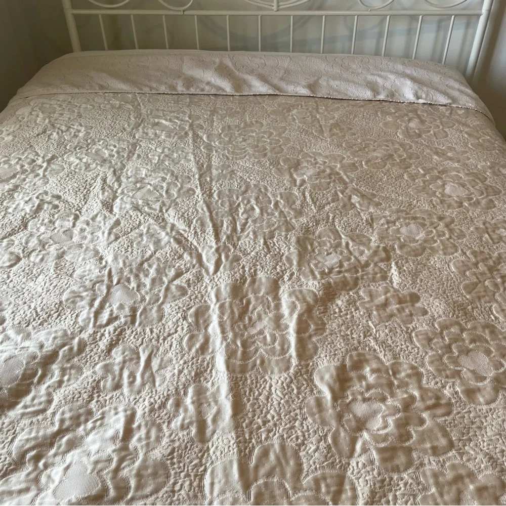 Vintage Cottagecore cream, color, quilted bedspread Approximately 92” X 94”
